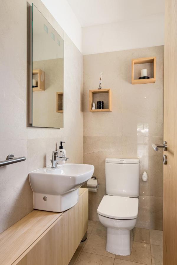 Apartmán Joivy Sleek House Balcony & 2 Terraces In Porto Maía Exteriér fotografie